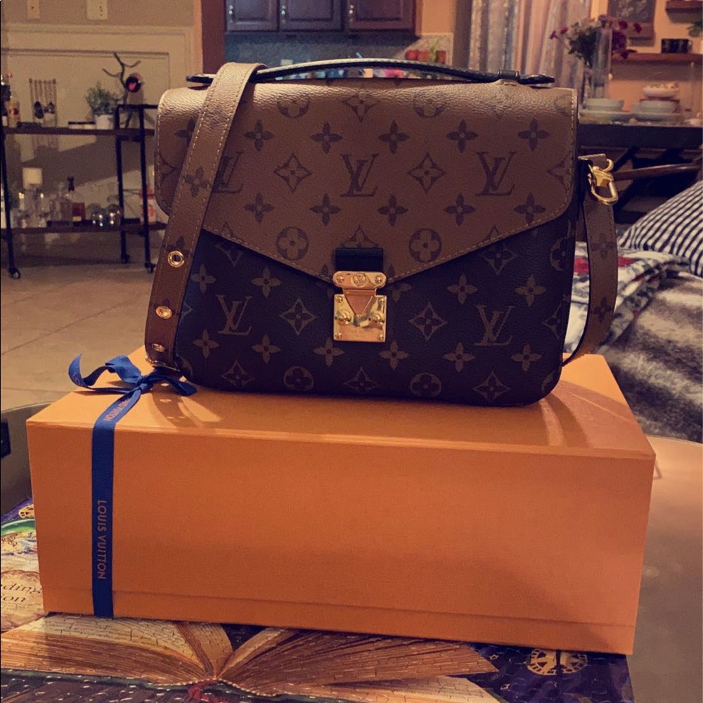 Louis Vuitton Pochette Metis Monogram Reverse